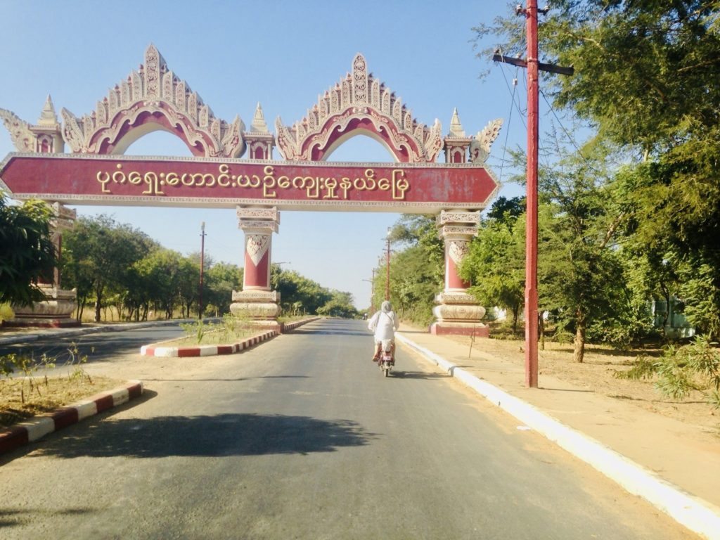 バガンをレンタサイクルで周遊