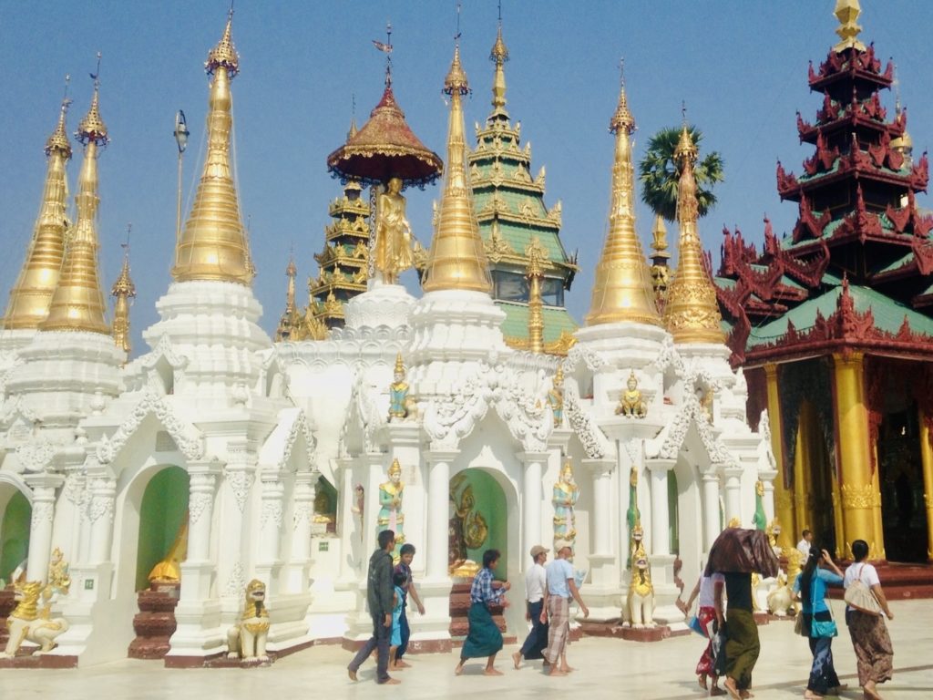 シェンダゴォン・パゴダ寺院内の様子